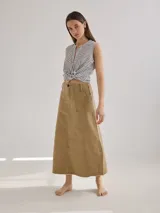 Camisa sin mangas a rayas verticales color beige y blanco, con cuello mao y cierre frontal con botones.