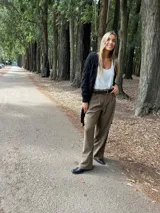 Pantalón de viscosa color marrón con corte holgado y cintura alta.