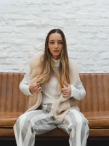 Polera de punto blanca con cuello redondo y manga larga, confeccionada con materiales de alta calidad.