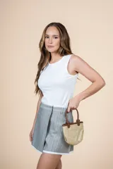 Short pollera gris con finas rayas verticales y detalle de ribete blanco en el ruedo.