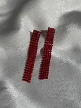 Par de aros colgantes con strass color borgoña.