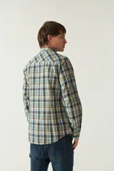 Camisa de manga larga a cuadros rojos y negros, de corte slim fit, con cuello abotonado y logo bordado en el pecho. Confeccionada en algodón.