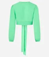 Blusa cropped color verde agua, de crepé, con mangas largas, puños elásticos, escote en pico cruzado y lazo en la cintura.
