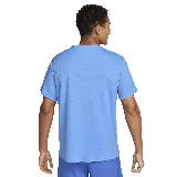 Remera deportiva Nike Dri-FIT UV Miler color celeste, de corte clásico y mangas cortas.