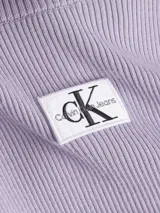 Sweater de Calvin Klein color lila, con cuello alto y textura acanalada suave de lyocell.
