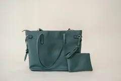 Cartera de cuero ecológico color verde, con varias divisiones internas y mini carterita colgante.