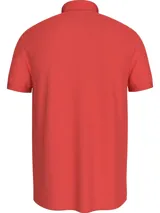 Chomba roja de Tommy Hilfiger, modelo 1985, de corte regular y mangas cortas. Tiene cuello tipo chomba, cartera de dos botones y logo bordado en el pecho. El cuello tiene un diseño de rayas. Confeccionada en mezcla de algodón y poliéster.