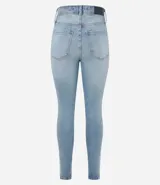 Pantalón de jean skinny celeste, con bolsillos delanteros y traseros, cierre con botón y cremallera. Confeccionado en tejido de algodón y elastano.