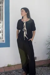 Pantalón negro de muselina 100% algodón, de corte amplio y tiro alto.