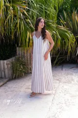 Vestido largo rojo de muselina con rayado de lino, corte suelto y breteles finos.