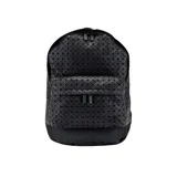 Mochila de PVC color blanco con estampado geométrico negro, con correas y base negras.