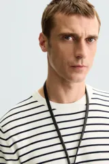 Camiseta de hombre de punto con mezcla de viscosa, a rayas horizontales blancas y azul marino. Tiene cuello redondo, manga corta y terminaciones en rib.