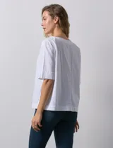 Blusa azul marino de algodón marca Erika, de manga corta amplia, con cuello redondo y botones decorativos en los laterales.