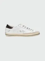 Championes Golden Goose modelo Super-Star, de cuero blanco con estrella verde y talón con estampado animal print.