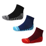 Pack de tres pares de medias Topper Tech Mns de corte tobillero, con diseño deportivo y logo de la marca en el tobillo. Incluye un par negro con detalles grises, un par azul con detalles celestes y un par bordó con detalles rojos.