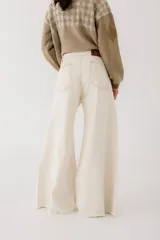 Pantalón jean color borgoña, de corte wide leg y tiro alto.