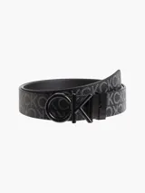 Cinturón negro de cuero sintético con hebilla metálica con el logo de Calvin Klein.