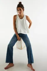 Musculosa blanca de algodón con cuello redondo y sisas amplias.