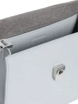 Cartera de mano Calvin Klein estructurada, color celeste pálido, con asa superior tubular y correa ajustable para cruzar. Presenta cierre desplegable con pulsador y logo metálico grabado en el frente.