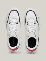 Zapatillas Tommy Hilfiger de running en ante color blanco, azul y rojo, con ribetes en zigzag y paneles color block.