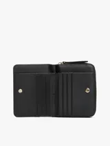 Billetera Tommy Hilfiger negra con cierre de cremallera y logo TH dorado en el frente. Cuenta con múltiples ranuras interiores para tarjetas y compartimento para billetes.