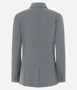 Blazer gris de poliéster, viscosa y elastano, de corte alargado, con cuello con solapas, bolsillos y cierre frontal con botones.