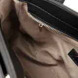 Cartera negra de símil cuero con asa rígida y correa desmontable regulable. Tiene acceso con cierre, bolsillo exterior con broche imantado, forro textil interior y dos bolsillos internos (uno con cierre y otro sin cierre).