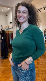 Sweater color mostaza de tejido de punto fino, con escote en V y mangas largas.