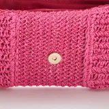 Bolso de mano tipo clutch color fucsia, tejido en rafia, con solapa y cadena dorada para usar como bandolera.