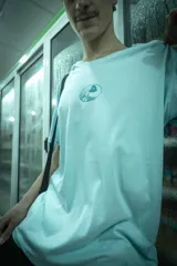 Remera celeste de corte recto y mangas cortas, con cuello redondo y un pequeño estampado en el centro del pecho.