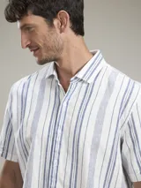Camisa de manga corta a rayas verticales color lila y blanco, confeccionada en mezcla de lino y algodón.