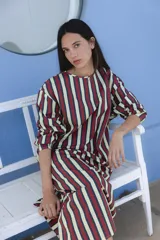 Vestido largo con mangas, estampado a rayas verticales en tonos borgoña, crema y azul marino.