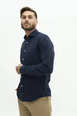 Camisa de manga larga color verde oliva, confeccionada en una mezcla de lino y algodón. Presenta un corte semi slim, cuello camisero y un pequeño logo bordado en el pecho.