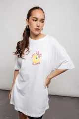 Remera blanca de manga corta con estampado de limones y la frase "when life gives you lemons". Corte holgado.