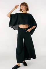 Pantalón marrón de lino, corte palazzo y tiro alto.