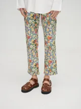 Sandalias romanas color verde oliva, con tiras entrecruzadas y hebilla lateral. Suela de goma negra con plataforma de 3cm. Fabricadas en cuero vacuno.