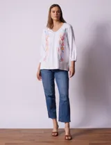 Blusa blanca de algodón y poliéster, marca Ruby Rd, con escote en V y bordado floral en el frente. Tiene mangas 3/4 con puños elastizados.