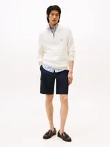 Sweater de hombre Tommy Hilfiger color crema, confeccionado en algodón, con diseño de rayas texturizadas horizontales, cuello perkins, cierre de cremallera de un cuarto, y logo bordado en el pecho.