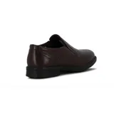 Mocasín de cuero color café, con elásticos laterales y suela de goma negra.