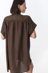 Vestido camisero celeste de lino con cuello mao, manga corta con detalle de calado y bolsillo de crochet.