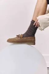 Náuticos de cuero color verde oscuro, con cordones de cuero marrón y suela de goma.