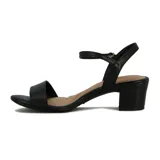 Sandalia de mujer color negro, con tira ancha en la parte delantera y tira fina ajustable con hebilla metálica en el tobillo. Posee un taco ancho y bajo.