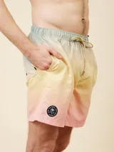 Short de baño con diseño degradado en tonos amarillos y rosados, con elástico y cordón en la cintura.
