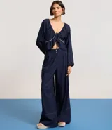 Pantalón pantalona azul marino de viscosa y lino, con cintura alta con botones y bajo largo.