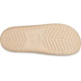 Sandalias Crocs Classic color beige con dos tiras superiores y orificios para charms Jibbitz.