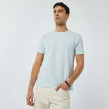 Remera celeste de seersucker con cuello redondo y mangas cortas.