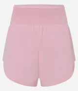 Bermuda deportiva femenina de microfibra color amarillo claro, con diseño de doble capa: un short interno ajustado y una capa externa suelta con bajo redondeado. Posee cintura alta.
