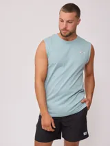 Musculosa blanca de algodón con corte holgado y estampado frontal con el logo de la marca Rusty.