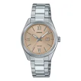 Reloj analógico Casio plateado con esfera color champagne, caja redonda con bisel texturizado, agujas luminiscentes, calendario a las 3 y brazalete de acero inoxidable. Resistente al agua 50m.
