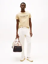 Remera color beige de algodón con cuello redondo y logo bordado de Tommy Hilfiger en el pecho.